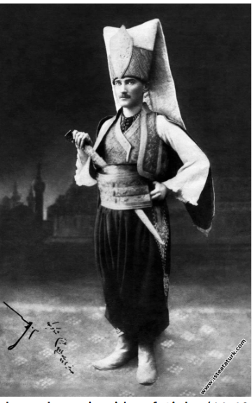 Atli_Ayb's tweet photo. Nato zirvesinde Yeniçeri Kıyafetlerinden rahatsız olan mütezellere ufak bir hatırlatma:
Mustafa Kemal,  Bulgarların 11 Mayıs 1914'deki ulusal gününde verilen bir baloda manevi bir üstünlük sağlamak istiyordu. 
Balo salonuna bir yeniçeri kıyafetiyle katıldı. https://t.co/gyJ1g6egBV