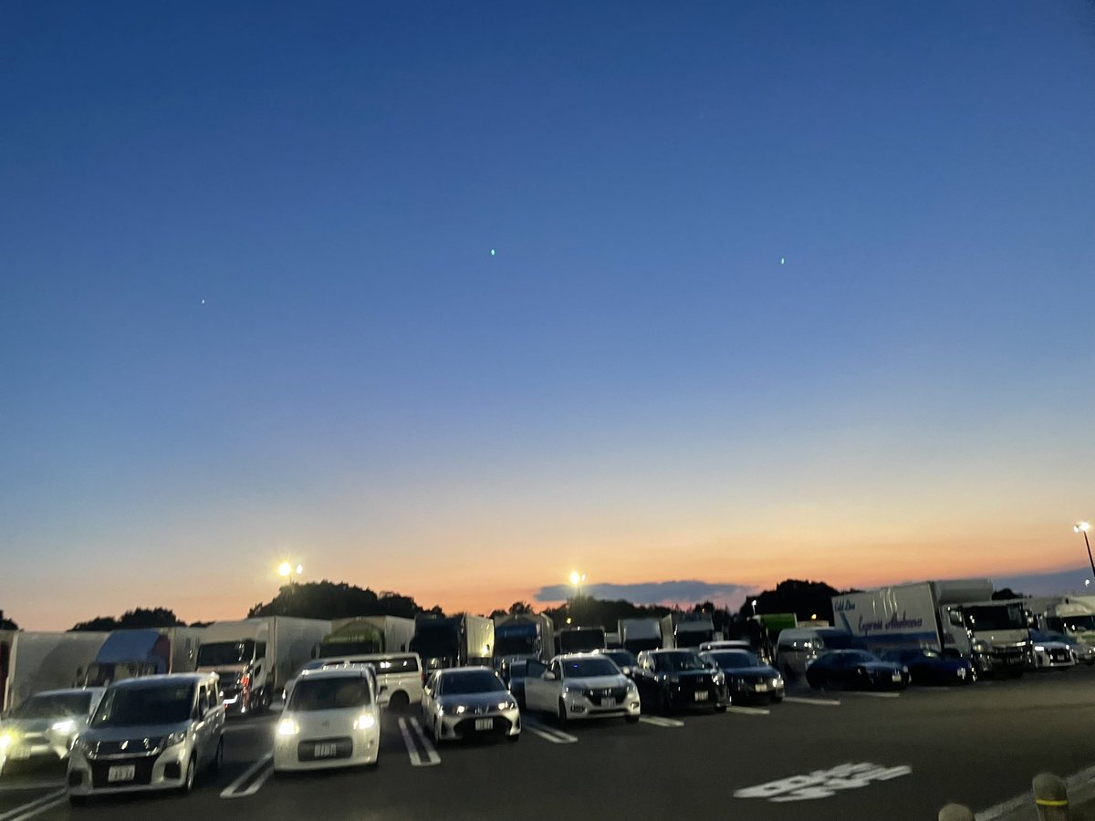 semi_bluff_n's tweet photo. オープンから出勤してます‼️

先日祖父に会いに岐阜の方まで帰った時、めちゃくちゃ空が綺麗だったので一枚🌇

小学生の従兄弟たちはYouTube shortをテレビで見てました、、時代ですね、、👀
#Leje京都 #Leje https://t.co/IkpuywzY0f