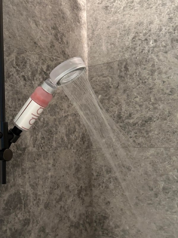 ADAobnss's tweet photo. I really want to go out in the rain, but I can't, so I'll just take a shower instead, hahaha. https://t.co/5cExYOeYCl