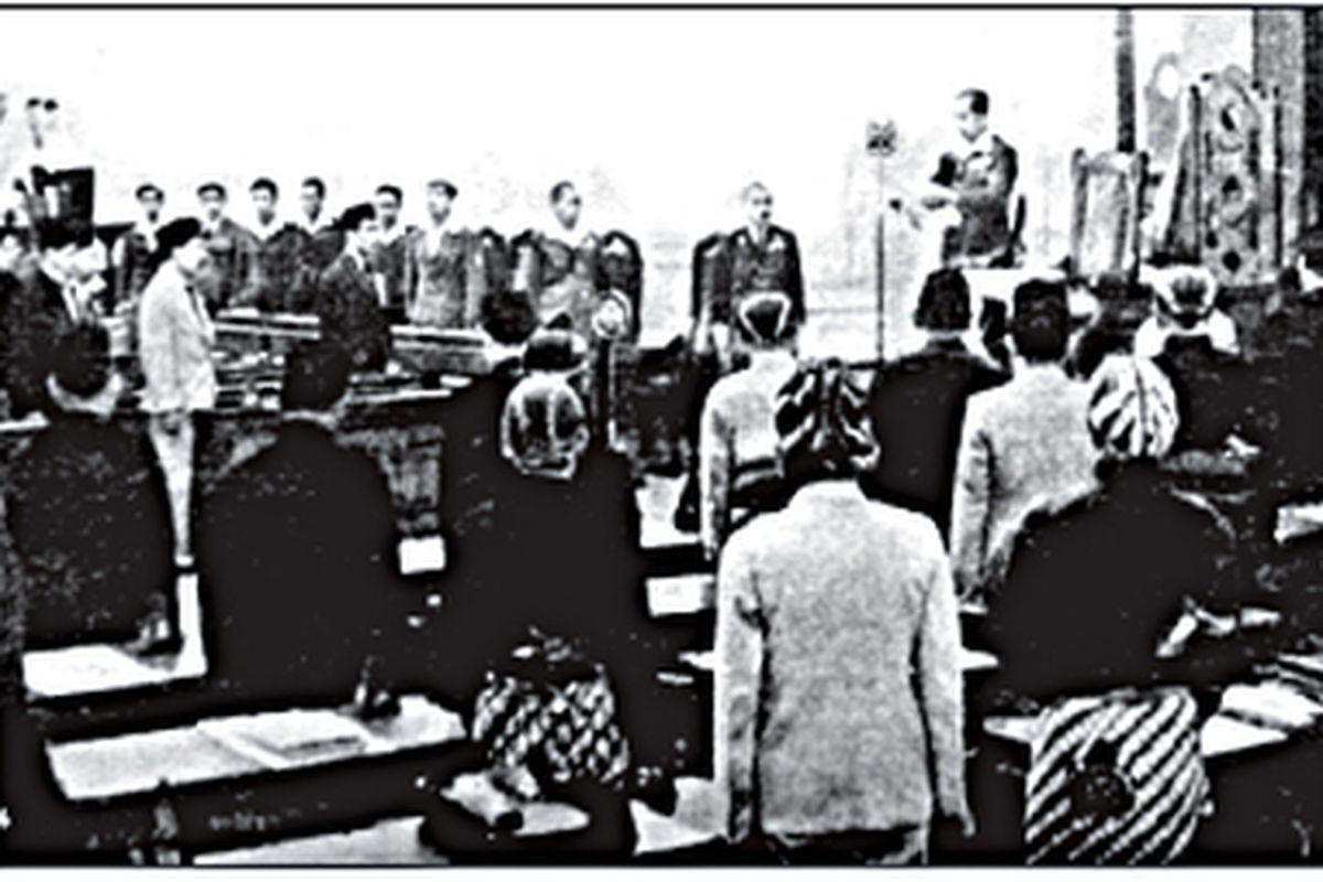 anasurbaningrum's tweet photo. 10 Juli 1945
Dimulai Sidang Kedua BPUPKI, selesai pada 17 Juli 1945.
Demi efektifitas kerja, dibentuk 3 Panitia Kecil : yg menyusun UUD dipimpin Soekarno, terkait Pembela Tanah Air dipimpin Abikusno, dan menyangkut ekonomi dan keuangan dipimpin Hatta. https://t.co/qvgIgzuDJH