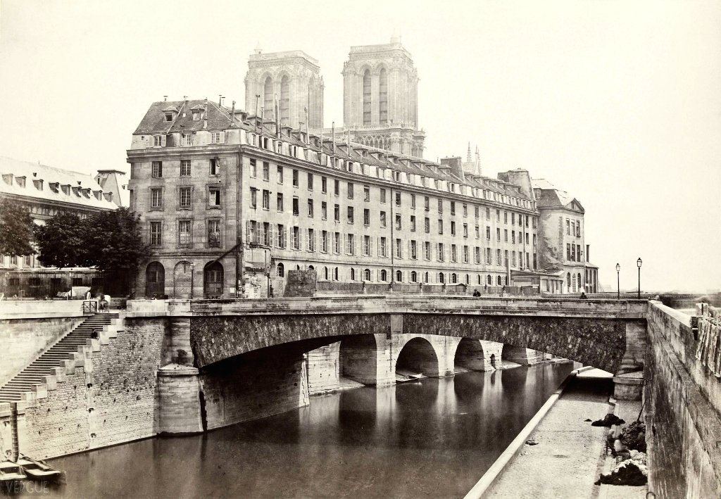 ParisAMDParis's tweet photo. 📸 Charles Marville. 
L'ancien Hôtel-Dieu cachant Notre-Dame
c.1867. Paris quai Saint-Michel https://t.co/TGYsO0fxHG