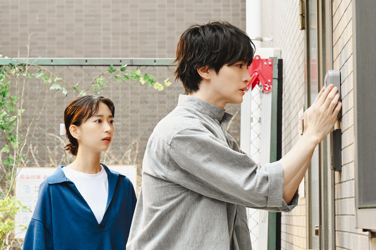 drama_myfiction's tweet photo. 【第𝟐話 𝟕.𝟏𝟐(日)よる𝟏𝟎時𝟏𝟓分】

平穏無事な日々から一変、
不可解な状況に追いつめられる主人公

「誰も僕のことを覚えていない
じゃあ、僕は誰なんだ」

#マイフィクション 
第𝟏話は𝐓𝐕𝐞𝐫で見逃し配信中🕊️
第𝟐話前に復習を！
🔗https://t.co/htkaqOyWGx

#玉森裕太 #森川葵 #宮澤エマ
#ジャンボたかお