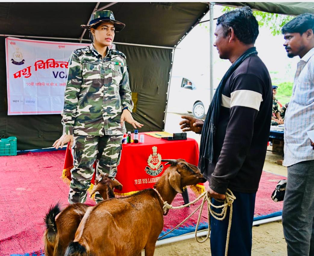 70BnSSB_INDIA's tweet photo. वाइब्रेंट विलेज के पशुधन की सुरक्षा को समर्पित एसएसबी! 70वीं वाहिनी सशस्त्र सीमा बल 'बी' समवाय बरसोला द्वारा ग्राम जसनगर में 'पशु चिकित्सा शिविर' आयोजित किया गया। शिविर में डॉ. शालिनी परिहार, कमांडेंट (पशु चिकित्सा) एवं उनकी टीम द्वारा स्थानीय किसानों के पशुओं की मुफ्त जांच कर https://t.co/pHHMt97oR5