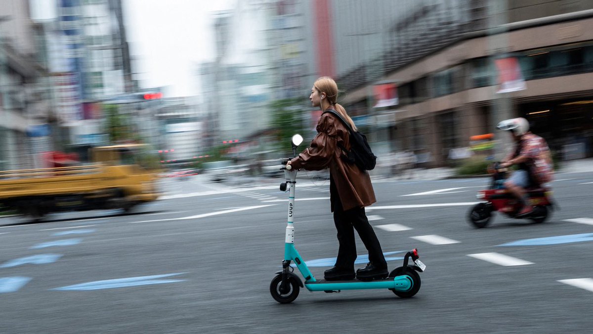 _otsukimi__'s tweet photo. そういえば東京でループ乗ってる人を何人も見たんやけど、誰1人ヘルメット被ってなかった。
義務付けられてないの謎すぎん？普通に危ないと思うんやけど😅(ループを検索して出てきた画像) https://t.co/5nzOb0QqYk