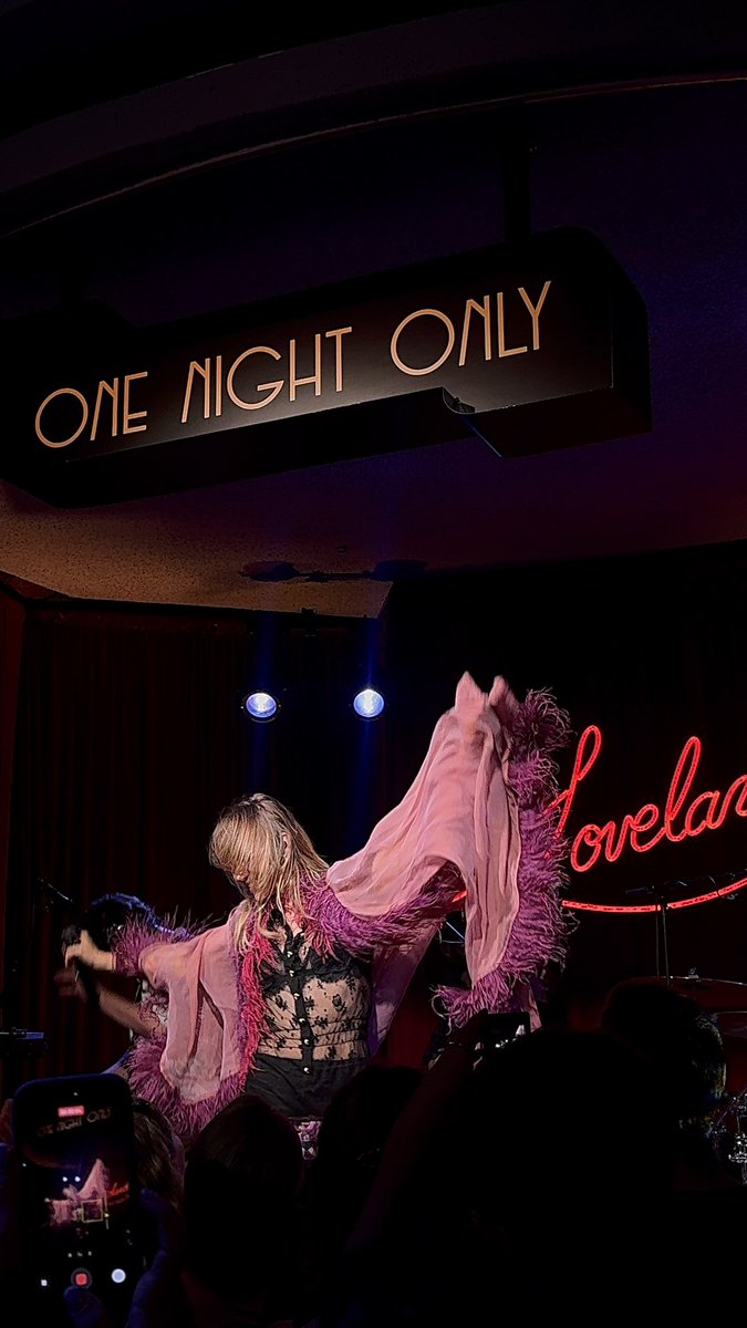 stylesekiwi's tweet photo. Suki Waterhouse the icon you are! Everyone should stream Loveland rn rn https://t.co/yvaMS9D4jN