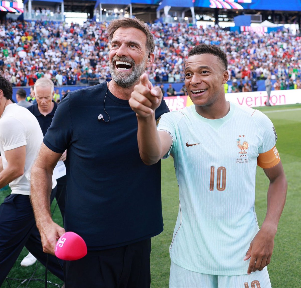 ActuFoot_'s tweet photo. 🚨 EN 2017, LIVERPOOL, CLUB PRÉFÉRÉ DE FAYZA LAMARI, AVAIT TENTÉ DE RECRUTER KYLIAN MBAPPÉ 🇫🇷 !!! 🤯❤️

Jürgen Klopp 🇩🇪 raconte. 👇

« Nous avons volé de Blackpool à Nice. À Nice, TOUTE LA FAMILLE MBAPPÉ EST MONTÉE À BORD D’UN AVION PRIVÉ AVEC 5 CHAMBRES ou quelque chose comme ça. ✈️

C’était un avion très grand. Nous y sommes vraiment allés à fond. Puis nous avons volé ensemble, discuté avec la famille et mangé de bons plats. 😁

Tout cela s’est passé… DANS L’AVION. NOUS N’AVIONS PAS LE DROIT D’ÊTRE VUS. ALORS NOUS AVONS VOLÉ EN BOUCLE. 😳

C’était fantastique. Nous avons volé, mangé, passé un bon moment… PUIS IL EST ALLÉ À PARIS. 😅 »

🎙️ Magenta TV