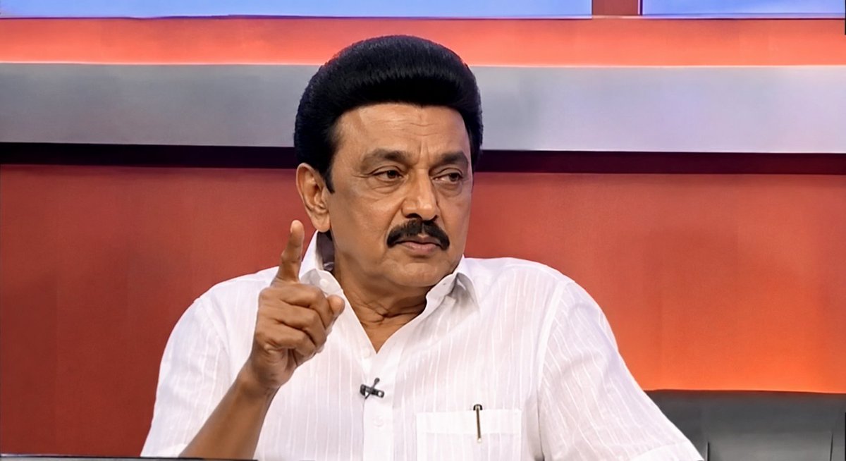Butcher_of1's tweet photo. 5நிமிஷம் பேசுனாலே கொளத்தூர்ல கொத்து பரோட்டா போட்டாங்க 🤣

அங்கிள் ~பார்த்தீங்களா மேடம் போற இடத்துயெல்லாம் நக்கலா பேசிக்கிட்டு இருக்கான். https://t.co/fMHXra2kFX