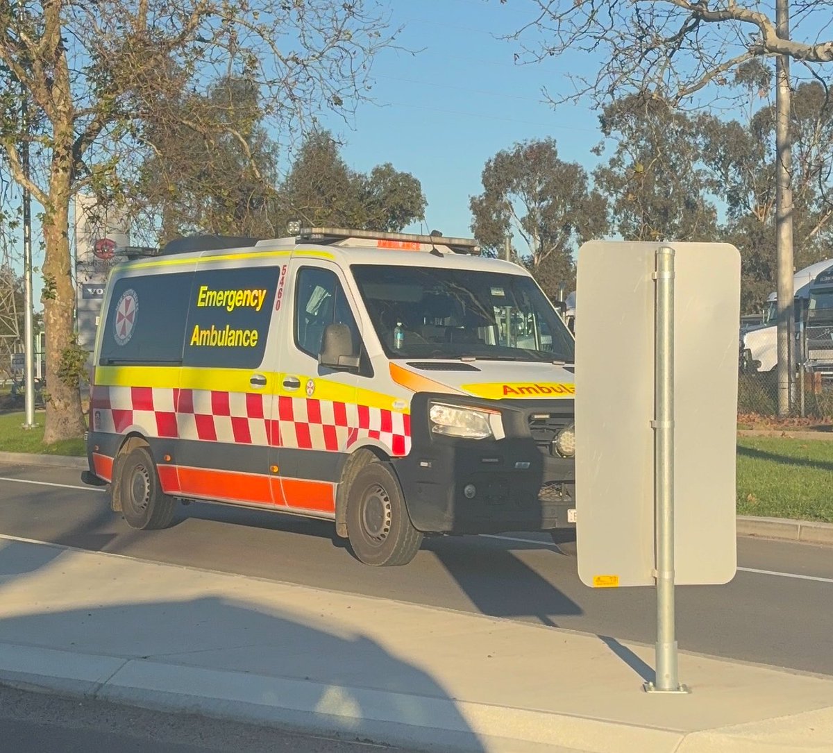 emergencyAUS1's tweet photo. NSW AMBULANCE - 5460 

#emergencyvehicles 
#ambulance 
#waggawagga 
#australia https://t.co/5lcxUqK5Ui