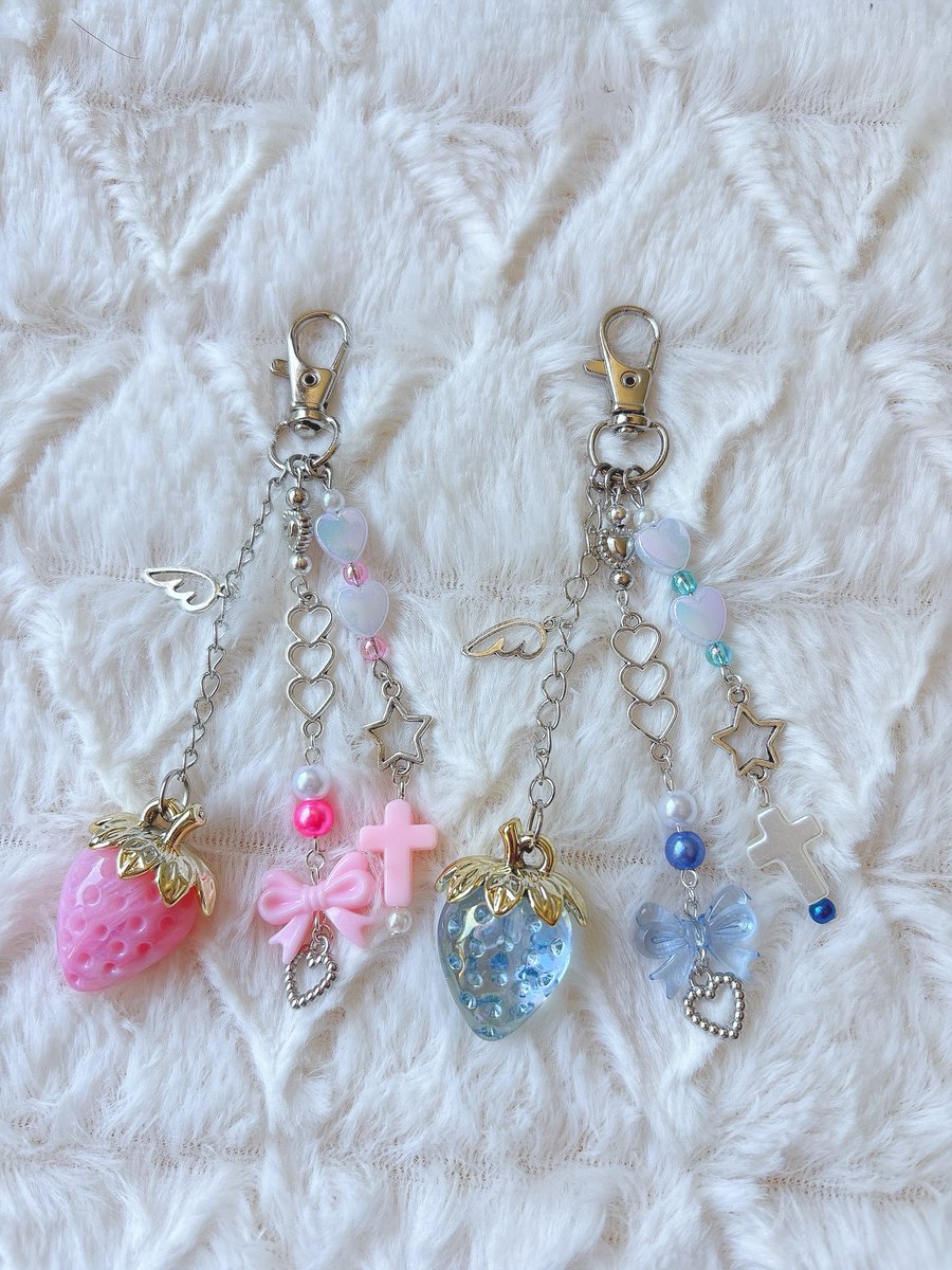 h_poco1219's tweet photo. 配信で久しぶりに🍓💞

#ハンドメイド
#ビーズキーホルダー 
#オリジナルチャーム https://t.co/yupE5q5Idz