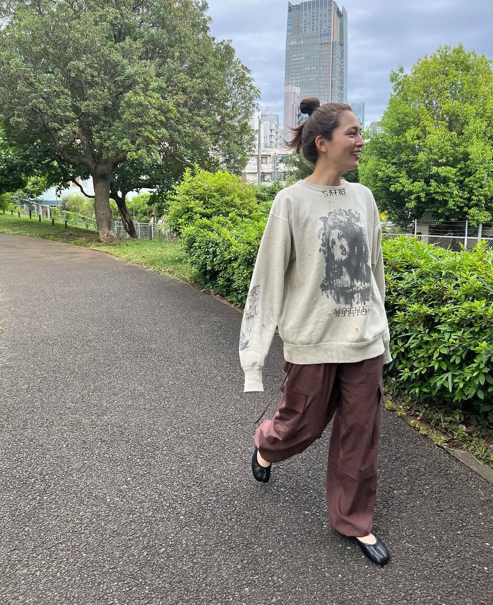 skysky_ca's tweet photo. 川口春奈さまの私服がイケてるのはもちろんなんだけど、時計のセンスといい小物使いのセンスも抜群なので見てほしい。ちなみにプライベートは結構カジュアルなお洋服多めで、スウェット好きにはたまらない。 https://t.co/7qiaxQZmau