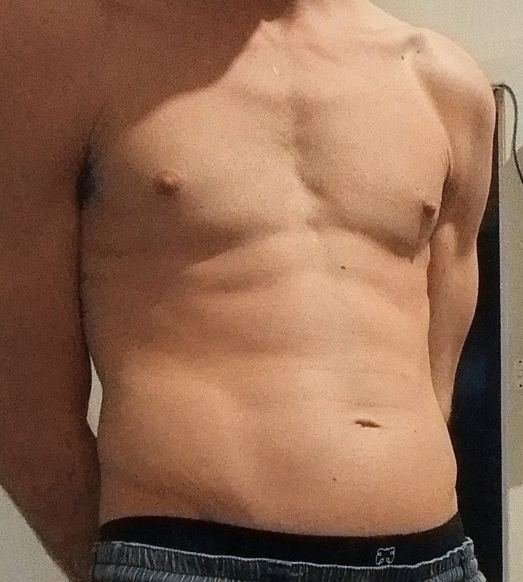 LiammmmW's tweet photo. This is my body type.

I like it alot. It can increase (pump) 25% in size after drinking fluids and a 20 minute intense workout.

And decrease 25% in size with mere dehydration. 

I am 165lbs or 74kg and 5'11.

This is my relaxed but well hydrated form. https://t.co/vhP6n0r4zB