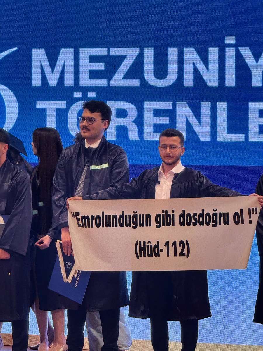 alpertaban16's tweet photo. Hakikatin yanında dimdik duran, doğruluktan ayrılmayan bütün gönüllere selam olsun.
İstikameti gölgelemeye çalışanlar değil; hakikate sadakat gösterenler daima izzetle anılacaktır.
#EmrolduğunGibiDosdoğruOl https://t.co/D8UJVgITAO