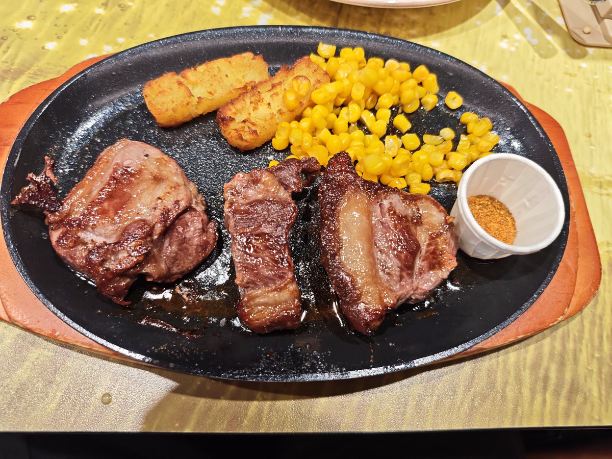 Leo44222's tweet photo. フォロワーがオススメしてたサイゼリヤのラム。ラムの牛豚鶏じゃない肉食ってるー！感が濃厚で美味かった
目の前に置いた瞬間、ラム肉の匂いが広がったのド迫力 https://t.co/iciwHqTol8