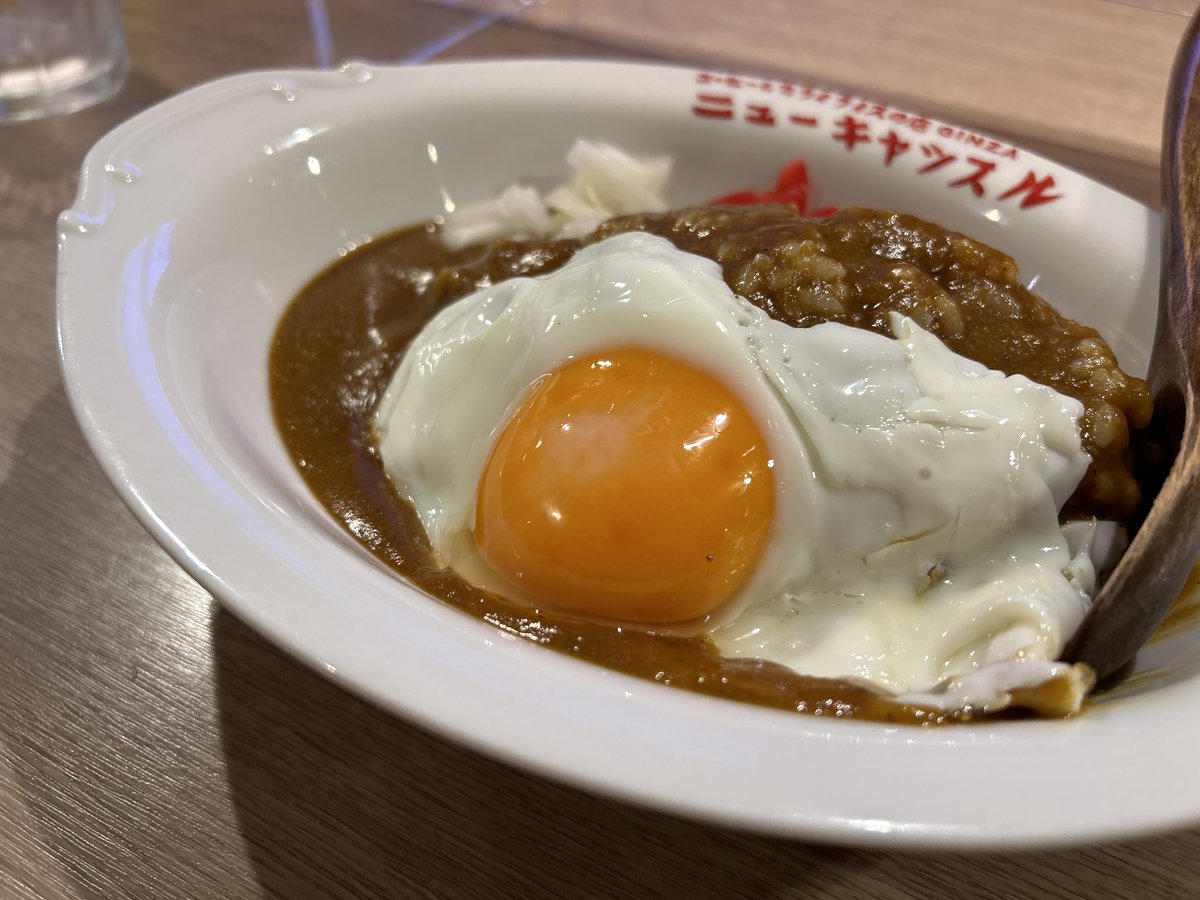 TokyoCurry_mag's tweet photo. 銀座で鼻を通す香辛料の湯気に包まれカウンターに座れば口内炎ができるほどのシビれと旨味が一体となった沸騰寸前のスパイスカレーを体験できるのはこちら https://t.co/8IfXowxohU