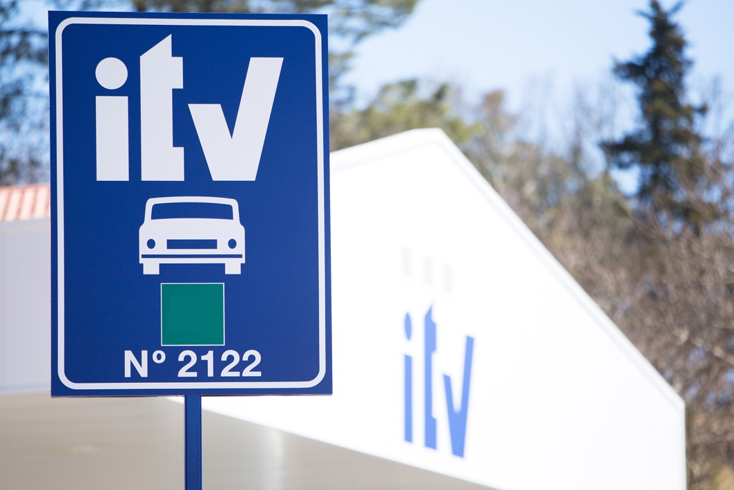 Veiasa's tweet photo. #BuenosDias☀️

Hoy queremos recordarte dos cosas: 

✅La primera, que si tu vehículo tiene la #ITV caducada, no puedes circular con él. 

✅La segunda, que tener cita para pasar próximamente la #ITV no te exime de esa prohibición. 

Tenlo en cuenta: por tu seguridad y la de todxs https://t.co/u91qEcRrKL