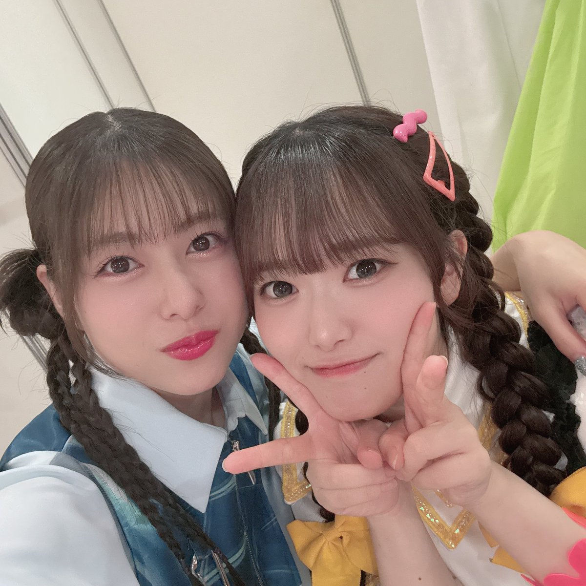 natsume_kokona's tweet photo. 【#アニサマ 2026 -Messenger-】ミニステージでご一緒させていただいた #前橋ウィッチーズ さん

💛三俣チョコ役 はーちゃん💛
(@minami_haruka02 )
一緒のステージ立てるって聞いて絶対写真撮ろうね！！って言ってたの実現出来て嬉しい😭✨️DayRe:のステージ袖で観てくれてたの嬉しかった🥺 https://t.co/9duyV5jHeT