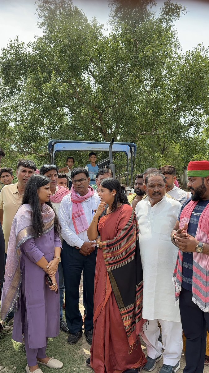 PriyaSarojMP's tweet photo. लोकसभा क्षेत्र मछलीशहर के विधानसभा मड़ियाहूं अंतर्गत सीरिया एवं तेजगढ़ ग्राम सभाओं का दौरा कर बसुई नदी का स्थलीय निरीक्षण किया। अत्यधिक जलस्तर के कारण दोनों ग्राम सभाओं के बीच आवागमन पूरी तरह बाधित हो गया है, जिससे स्थानीय ग्रामीणों को भारी कठिनाइयों का सामना करना पड़ रहा है।

स्थिति की गंभीरता को देखते हुए मौके से ही जिलाधिकारी जौनपुर, मुख्य विकास अधिकारी, जिला विकास अधिकारी एवं सिंचाई विभाग के अधिकारियों से वार्ता कर जनहित को सर्वोच्च प्राथमिकता देते हुए तत्काल आवश्यक कार्रवाई सुनिश्चित करने तथा आवागमन शीघ्र बहाल करने के निर्देश दिए।

जनता की सुरक्षा, सुविधा और हर समस्या के त्वरित समाधान के लिए मैं सदैव प्रतिबद्ध हूँ।