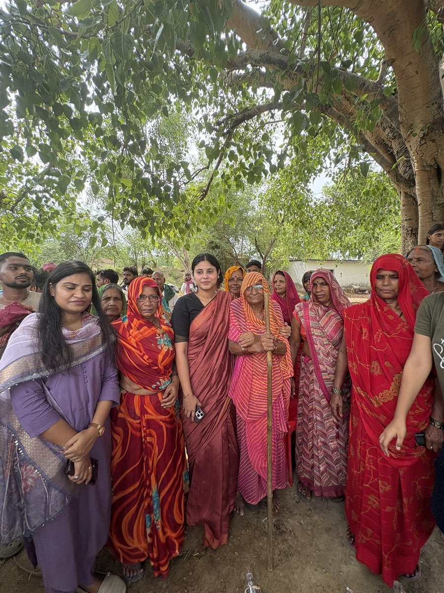 PriyaSarojMP's tweet photo. लोकसभा क्षेत्र मछलीशहर के विधानसभा मड़ियाहूं अंतर्गत सीरिया एवं तेजगढ़ ग्राम सभाओं का दौरा कर बसुई नदी का स्थलीय निरीक्षण किया। अत्यधिक जलस्तर के कारण दोनों ग्राम सभाओं के बीच आवागमन पूरी तरह बाधित हो गया है, जिससे स्थानीय ग्रामीणों को भारी कठिनाइयों का सामना करना पड़ रहा है।

स्थिति की गंभीरता को देखते हुए मौके से ही जिलाधिकारी जौनपुर, मुख्य विकास अधिकारी, जिला विकास अधिकारी एवं सिंचाई विभाग के अधिकारियों से वार्ता कर जनहित को सर्वोच्च प्राथमिकता देते हुए तत्काल आवश्यक कार्रवाई सुनिश्चित करने तथा आवागमन शीघ्र बहाल करने के निर्देश दिए।

जनता की सुरक्षा, सुविधा और हर समस्या के त्वरित समाधान के लिए मैं सदैव प्रतिबद्ध हूँ।