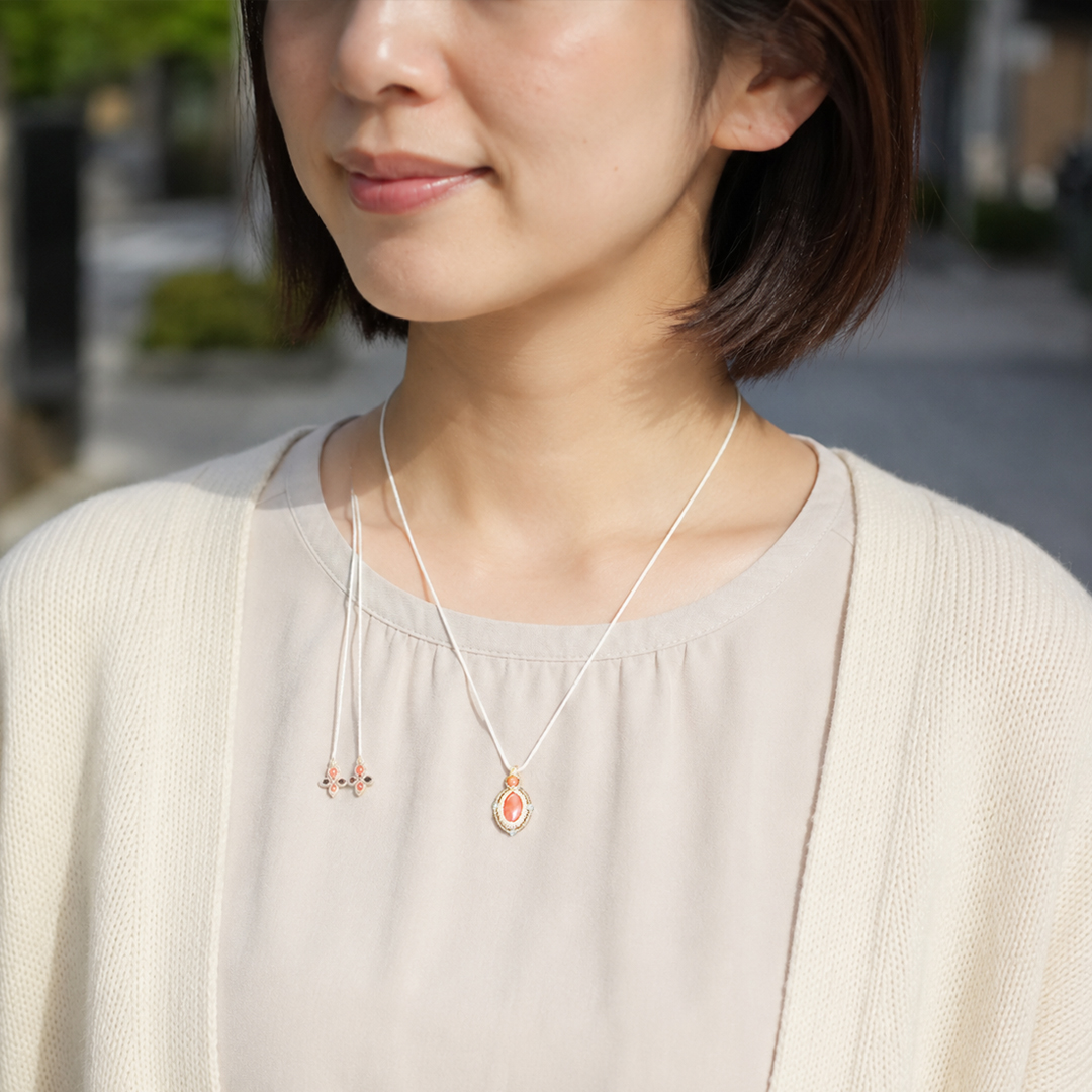 やさしい桃色をたたえた、 小さなぬくもりを胸元に。 『ピンクコーラル