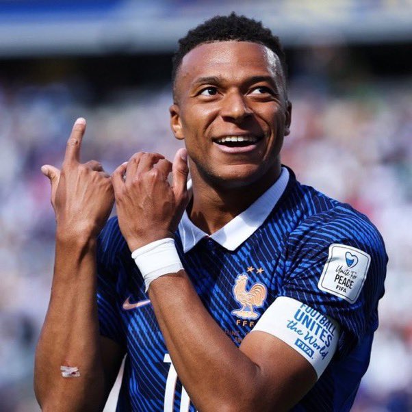 VantaVII's tweet photo. Who wins the Ballon D’or if France wins the World Cup?  

Mbappe                                 or                Dembele https://t.co/JsppoAGGSA