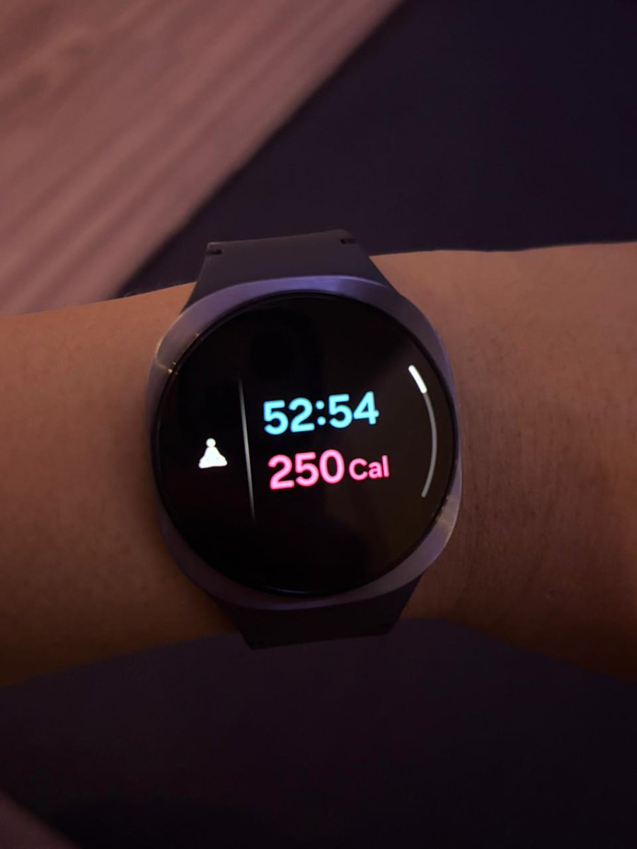 dennyirawan618's tweet photo. Sebagai tim yang lagi rajin olahraga, Samsung Galaxy Watch udah masuk wishlist banget sih 🤭 fiturnya kayak kepake semua. Apa udah waktunya cek opsi Trade-in di https://t.co/Qa2Yh3Fc6x ya? https://t.co/TzwYzJu7A7