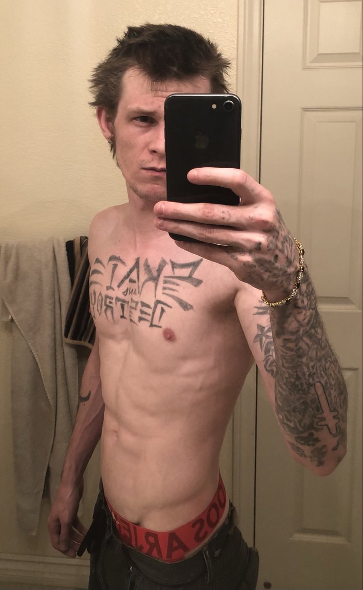 not_nup's tweet photo. The sky was bruised red.  #mlm #onlyfans #contentcreator #fitness https://t.co/CZTc4K1NUJ