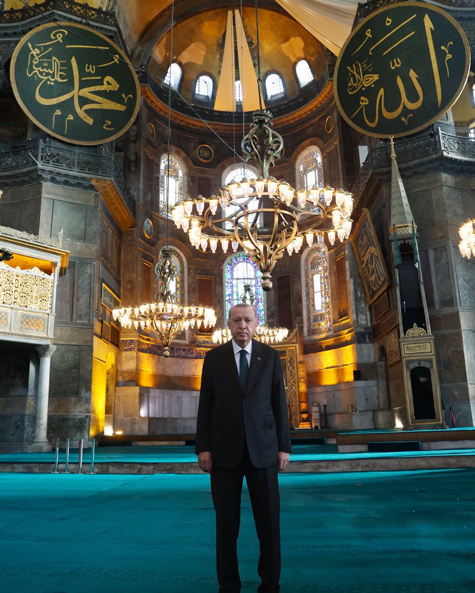 tbulbul65's tweet photo. 6 yıl önce bugün zincirler kırıldı, Cumhurbaşkanımız @RTErdogan'ın güçlü iradesiyle Ayasofya-i Kebir Câmi-i Şerifi yeniden ibadete açıldı.

Bugünleri gösteren Rabbime hamdolsun...🤲 https://t.co/NH6BkQ2voE