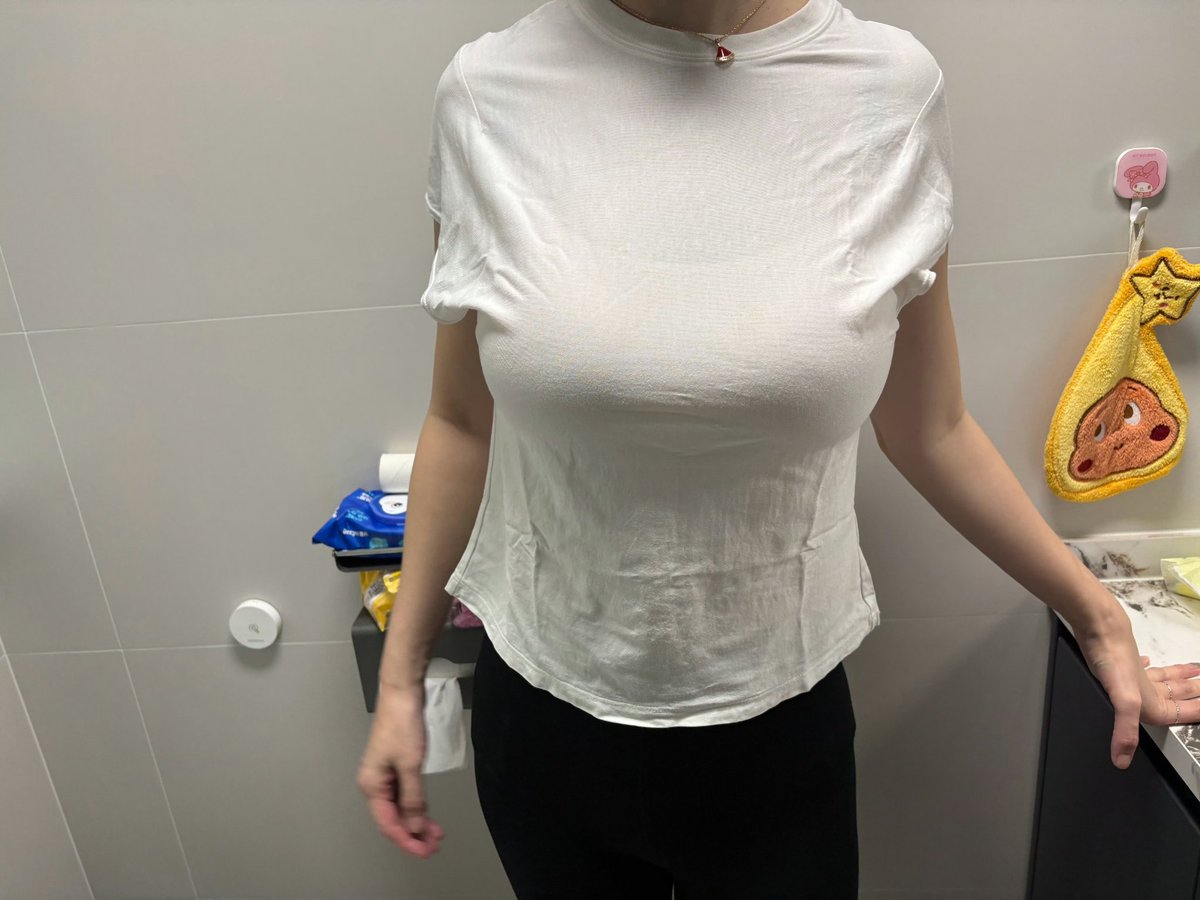 cripke_14's tweet photo. 本来要穿图一的那件白短袖 被我制止了，实在太丑了  
你们想看里面吗？
#今天老婆穿这样 # https://t.co/yqAOW8G7Ex