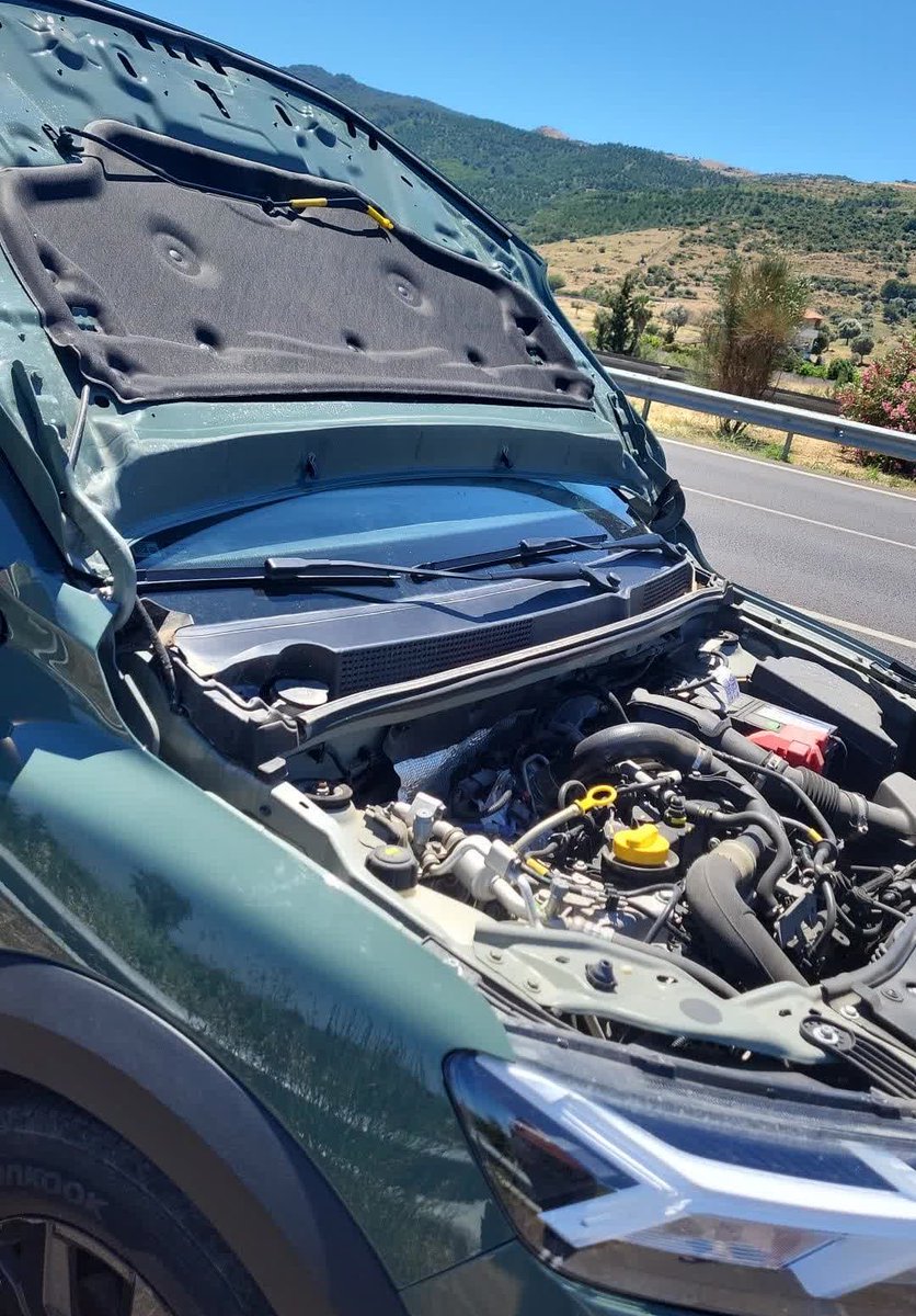 bahtiyarfilm's tweet photo. Dacia = Facia

Araç neredeyse sıfır. Engelli aracı. Yolda seyir halindeyken hiçbir darbe yokken bir anda kaput kırılıyor. Kaput ön cama yapışıyor ve camı kırıyor. İnanılmaz. Dacia Türkiye kullanıcı hatası diyerek sorumluluk almıyor:

“Dacia Sandero Stepway marka engelli aracım yaklaşık 1,5 yıllık, 14.000 km’de ve halen garanti kapsamında. 14.06.2026 tarihinde İzmir Çeşme otobanında özel çocuğum ve diğer çocuğum araçtayken seyir halindeydik. Hiçbir darbe, çukur ya da benzeri durum yokken kaputu tutan demirin kendiliğinden kırılması sonucu kaput aniden açıldı, ön camı kırdı, sağ ve sol çamurluk dahil tüm ön aksama zarar vererek ciddi bir kazaya yol açtı. Can ve mal güvenliğimiz bu olayla ciddi şekilde tehlikeye girdi.

Olay sonrası aracı Ermat Dacia servisine götürdüm, durumu ayrıntılı anlattım, trafik polisi tutanağını sundum ve fotoğrafları paylaştım. Kaputu tutan ve kırılan demirin içinde kırmızı renkler, pas ve çatlaklar olmasına rağmen sadece fotoğraflara bakılarak parçanın önceden çatladığı ve paslandığı, dolayısıyla kullanıcı hatası olduğu iddia edildi. Herhangi bir malzeme analizi, teknik inceleme veya uzman raporu olmadan bu sonuca varılması güven verici ve kabul edilebilir değildir.

Tüm bu can ve mal güvenliği riskine rağmen Dacia Türkiye kullanıcı hatası kararı vererek sorumluluğu üzerinden attı ve hasarı karşılamaya yönelik çözüm sunmadı. Bir kez yüz yüze görüştük, sonrasında “dönüş yapacağız” denmesine rağmen telefonlarıma geri dönüş yapılmadı.

Ön tarafta ağır hasar almış aracı onarım istemiyorum, çünkü değer kaybı çok yüksek olacak ve bunu kimseye anlatamayacağım. Bu nedenle Dacia’dan, yaşanan olay ve güvenlik riski nedeniyle aracımın değiştirilmesini talep ediyorum. Bu kadar yeni, az kilometreli ve garanti kapsamındaki bir araçta kaput tutan demirin kendiliğinden kırılıp kazaya sebep olması kabul edilemez. Can güvenliğimizin bu kadar hafife alınmamasını istiyorum.”