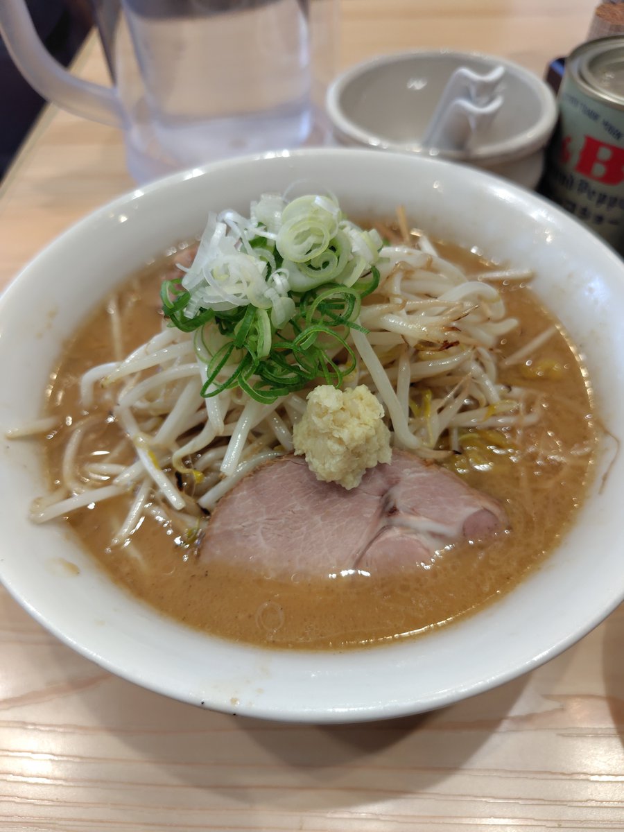 noboue41's tweet photo. 今日は暑い中、三ん寅の🍜食べました！
味はすみれ系味噌󠄀で旨かった！
物価高の影響か🍜1,300円、もやしトッピング200円💦
千円の壁って何ってぐらい高くなってた😅 https://t.co/ZZsC0LHrfY