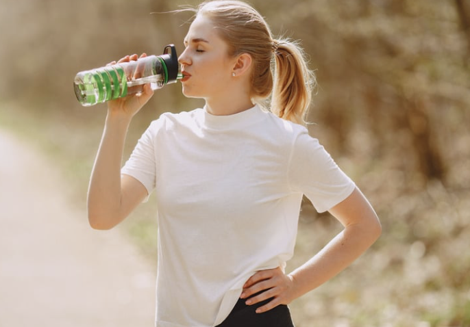 PINESorg's tweet photo. Adding glycerol and sodium to hyper-hydration fluids improved hydration status (increased fluid retention by ~1.2 L) — but did not improve half-marathon performance in warm conditions. More studies are needed!
https://t.co/9TkjEQVHDu https://t.co/JU1ZuL0X9C