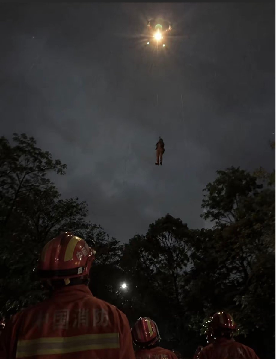 AngryNoodles24's tweet photo. There are no Super Hero in CHINA but People's Liberation Army when disaster comes. https://t.co/l8i7XZ3pfa