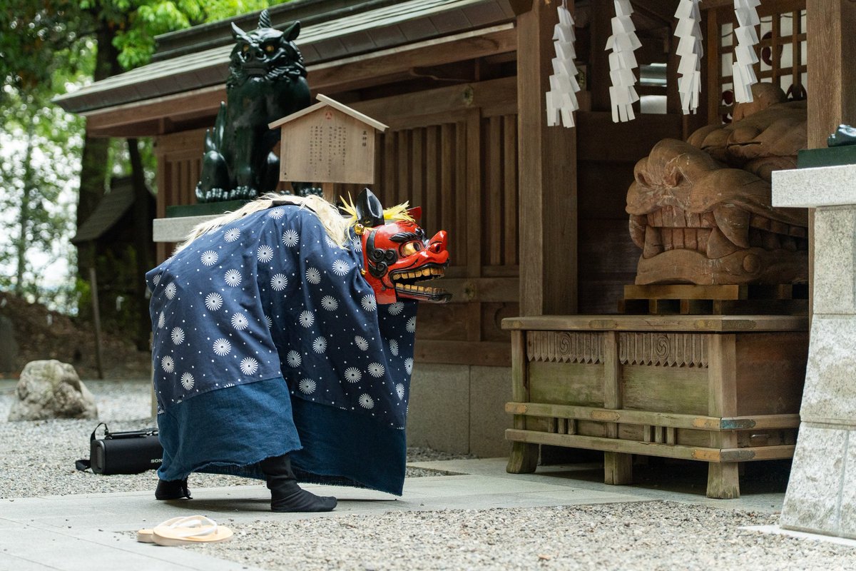 Shishimai445's tweet photo. 今年4月の大祭で獅子舞奉納をさせていただいた群馬県の山名八幡宮様から、奉納時のお写真が届きました！感動と高揚が蘇ります…✨

この日は神楽殿だけでなく、本殿裏の大きな獅子頭「裏神様」の御前でも獅子舞を奉納いたしました。
子どもの守り神としての獅子をシンボルに持つ山名八幡宮様は、疳の虫封じのご祈祷、子供の名付け、縁起物獅子頭の頒布…など神事はもちろん、
地域と連携して様々な子育て事業まで展開している、頼もしい「子育ての宮」なのです ！