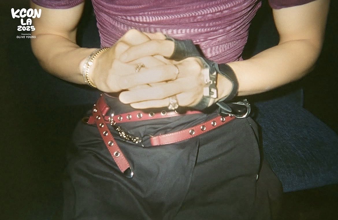 marlovessohee's tweet photo. all these anton crotch pictures but everyone is forgetting this one… https://t.co/hxokyoMzqi
