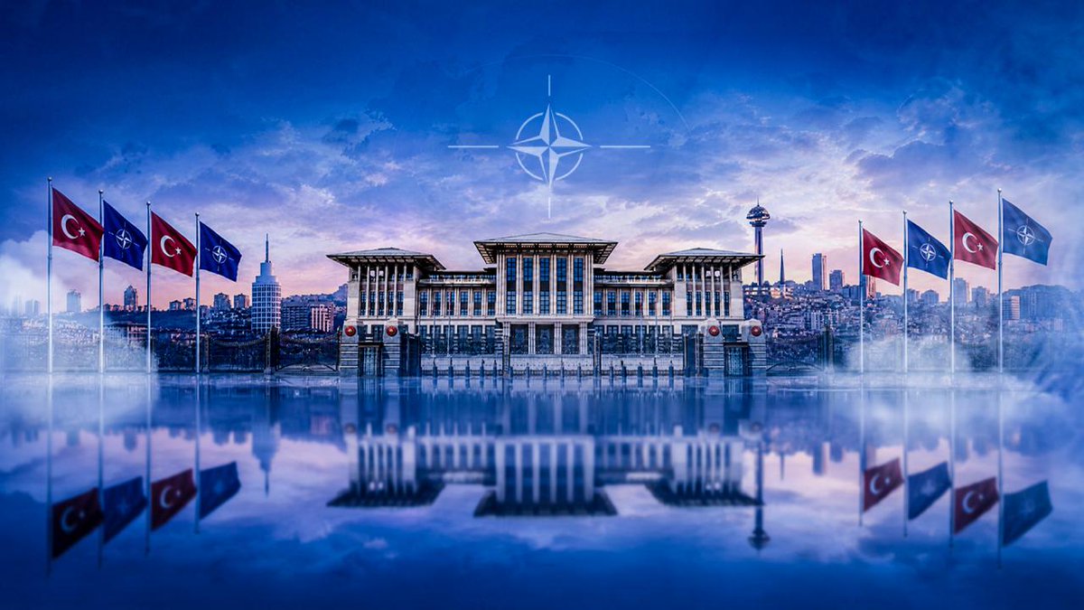 canozantuncer's tweet photo. NATO Ankara Zirvesi  ve bize hatırlattıkları üzerine....

NATO Ankara Zirvesi bize yalnızca başarılı bir organizasyonu değil, aynı zamanda bir medeniyetin hafızasını da hatırlattı.

Türkiye, Ankara'da gerçekleştirilen NATO Zirvesi'yle dünya standartlarının yeniden tartışılmasına neden olacak ölçekte bir organizasyona imza attı. Her ayrıntısı titizlikle planlanan ve neredeyse sıfır hatayla yürütülen bu zirve, yalnızca kurumsal kapasitemizi değil; devlet aklımızı, tarihî birikimimizi ve organizasyon kültürümüzü de ortaya koydu.

Bu zirve aslında sadece dünyaya değil, bize de çok şey anlattı.

Tarihçi Roger Crowley, 1453 adlı eserinde Fatih Sultan Mehmed'in İstanbul'u fethettikten sonra yeni bir imparatorluk inşa ederken Bizans'ın imparatorluk mirasının bazı unsurlarını bilinçli biçimde Osmanlı siyasal sistemine dâhil ettiğini ifade eder. Bunların başında da törensellik, saray protokolü ve devletin görünürlüğünü temsil eden sembolik düzen gelir. Crowley bunu, Bizans'ın taklit edilmesi olarak değil; evrensel imparatorluk geleneğinin sahiplenilmesi ve yeni bir medeniyet anlayışı içerisinde yeniden yorumlanması şeklinde değerlendirir.

Gerçekten de at sırtında fethedilen coğrafyalardan taşınan Türk devlet geleneği, İslam medeniyetinin kurumsal birikimi ve İstanbul'un fethiyle devralınan şehir kültürü aynı potada birleşmiş; Doğu ile Batı'nın devlet tecrübeleri Osmanlı bünyesinde yeniden şekillenmiştir. Ortaya çıkan yapı, yalnızca askerî başarıların değil, aynı zamanda kurumsal zarafetin, devlet protokolünün ve medeniyet estetiğinin de taşıyıcısı olmuştur.

Ankara'daki NATO Zirvesi'nde gördüğümüz tablo da bu uzun tarihî sürekliliğin günümüzdeki yansımasıdır.

Mehteran Bölüğü'nün tarihî ritmi, Yeniçeri temsilleri, atlı birlikler, modern Türk Silahlı Kuvvetleri'nin disiplini, Türk mutfağının özenle seçilmiş örnekleri, başkentin estetik hazırlığı ve Ankara halkının misafirperverliği yalnızca başarılı bir organizasyonun parçaları değildir. Bunlar, yüzyıllar boyunca oluşmuş devlet geleneğinin ve kolektif hafızanın görünür hâle gelmiş sembolleridir.

Bu nedenle Ankara'da sergilenen tabloyu sadece protokol başarısı olarak okumak eksik kalacaktır. Bu, devlet olma kültürünün ve medeniyet sürekliliğinin yeniden görünür hâle gelmesidir.

Birinci Dünya Savaşı sonrasında ulus devletlerin kuruluş sancıları, ekonomik imkânsızlıklar ve ardından İkinci Dünya Savaşı'nın yol açtığı küresel yıkım, dünyanın birçok yerinde olduğu gibi Türkiye'de de tarihî devlet geleneklerinin uzun süre geri planda kalmasına neden olmuştu. Modernleşme zorunlulukları çoğu zaman tarihî hafızanın görünürlüğünü azaltmıştı.

Bugün ise şartlar değişmektedir.

Türkiye yalnızca ekonomik ve askerî kapasitesini değil; tarihsel devlet tecrübesini, diplomatik özgüvenini ve medeniyet hafızasını da yeniden uluslararası sahneye taşımaktadır. Bu anlamda "tarih geri döndü" ifadesi, geçmişe nostaljik bir özlem değil; tarihsel devlet kapasitesinin yeniden görünür hâle gelmesini anlatmaktadır.

NATO Ankara Zirvesi de bunun en somut örneklerinden biridir.

Zirve, başarılı bir organizasyon olmasının ötesinde; Türkiye'nin küresel güvenlik mimarisindeki ağırlığını ve diplomatik kapasitesini ortaya koyan güçlü bir stratejik gösterge niteliği taşımaktadır. Bugün Türkiye, savunma sanayiindeki atılımları, askerî kabiliyetleri ve çok boyutlu dış politikasıyla yalnızca uluslararası sisteme uyum sağlayan bir ülke değil; gerektiğinde gündem belirleyen ve denklemi etkileyen bir aktör hâline gelmiştir.

Ancak dış politikada başarı yalnızca verilen aile fotoğraflarıyla ölçülmez. Asıl ölçü, o fotoğrafların arkasında yürütülen müzakerelerin Türkiye'ye kazandırdığı somut stratejik sonuçlardır.

Yakın tarihimiz NATO ve Avrupa Birliği süreçlerinde yaşanan tecrübeler nedeniyle bize önemli bir ilkeyi sürekli hatırlatmaktadır: Uluslararası ilişkilerde kalıcı olan dostluklar değil, çıkarlardır. Bu nedenle olumlu atmosfer kadar stratejik ihtiyatı da korumak zorundayız.

Bugün müttefiklerimizin Türkiye'ye duyduğu ihtiyaç, Türkiye'nin onlara duyduğu ihtiyaçtan daha görünür hâle gelmiştir. Bu durum ülkemize güçlü bir müzakere zemini sunmaktadır. Esas mesele, bu zemini millî çıkarlarımızı tahkim edecek kalıcı kazanımlara dönüştürebilmektir.

Türkiye'nin gerçek başarısı; zirvelere kusursuz ev sahipliği yapmasının yanı sıra bu zirvelerden egemenlik haklarını, ulusal güvenliğini ve millî devlet kapasitesini güçlendiren somut sonuçlarla ayrılabilmesidir.

Uluslararası siyasette güçlü fotoğraflar vermek önemlidir. Fakat tarihe geçen devletler, o fotoğrafların arkasını doldurabilen devletlerdir.

Günümüz diplomasisi artık yalnızca devletler arasındaki ilişkilerden ibaret değildir. Liderler arasındaki güven, kişisel diplomasi ve doğrudan iletişim de uluslararası siyasette yeni bir etki alanı oluşturmuştur. Cumhurbaşkanı Recep Tayyip Erdoğan'ın uzun yıllara dayanan uluslararası tecrübesi ve küresel ölçekte kurduğu liderlik ilişkileri, Türkiye'ye bu yeni diplomatik zeminde önemli bir hareket alanı kazandırmaktadır.

Önemli olan ise bugün elde edilen bu diplomatik avantajları geçici başarılar olarak değil; Türkiye'nin uzun vadeli stratejik çıkarlarını güçlendirecek kalıcı kazanımlara dönüştürebilmektir. Çünkü büyük devletler, yalnızca tarihi olan değil; tarihini geleceğe taşıyabilen devletlerdir....