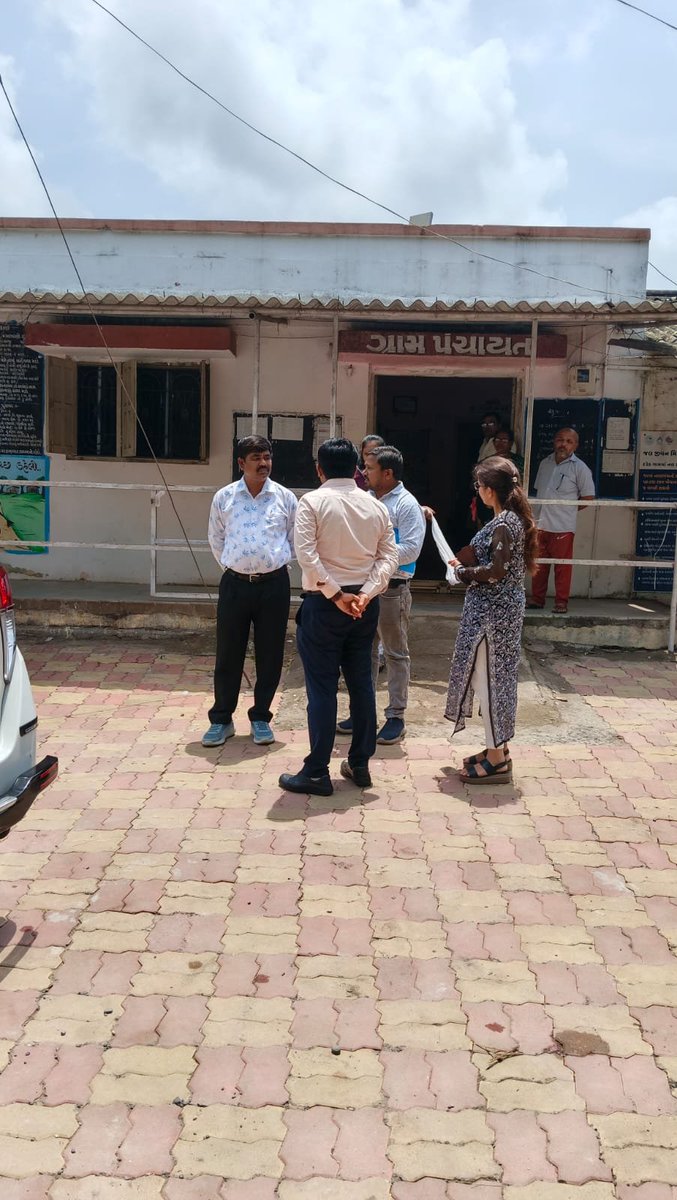 TdoValiya's tweet photo. આજ રોજ મે.જિલ્લા વિકાસ અધિકારી સાહેબશ્રી દ્વારા વાલીયા તાલુકાના ડહેલી ગામની મુલાકાત લેવામાં આવી. જેમાં ગ્રામ પંચાયત, આંગણવાડી કેન્દ્ર, પ્રાથમિક આરોગ્ય કેન્દ્ર અને શાળાની મુલાકાત લીધી.
@DDOBHARUCH1
#ConnectBHC https://t.co/nfG9ziyHRM