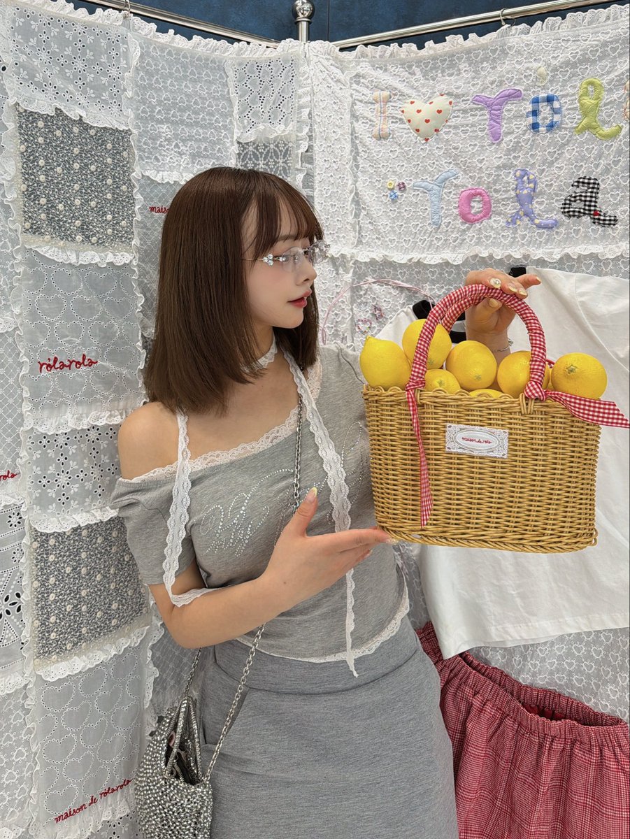 kanaco1114's tweet photo. 🍋持ったよ𐔌՞⁔•͈ ·̫ •͈⁔՞𐦯⋆
レモンの木植えたい🌲

韓国のヒュンダイソウルが
東京OMOKADOに上陸した〜😭👍💖✨ https://t.co/wU9EIE7fwb