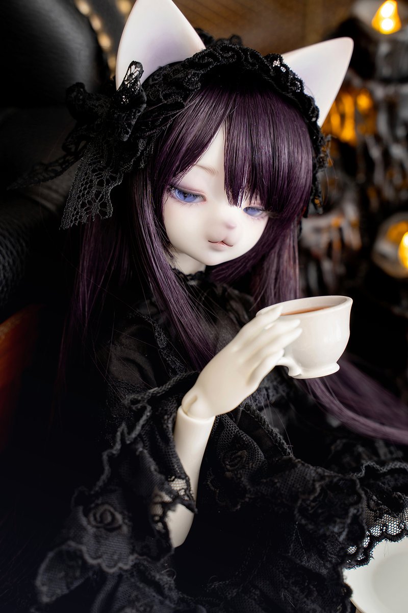 DOLKSTATION's tweet photo. 【DOLK×DEAR MINE】棘までも甘く麗しい、初宵に咲く黒薔薇『VIVIEN L. cool ver. BLACK ROSE』が登場。
黒水母 氏のメイク＆アイ、THE DUKE'S JEWELの限定ドレスが、息をのむほど妖艶な背徳の黒薔薇を花開かせています。日傘、ブーツ、ウィッグも画像そのままの豪華フルセットで、あなたのもとへ。