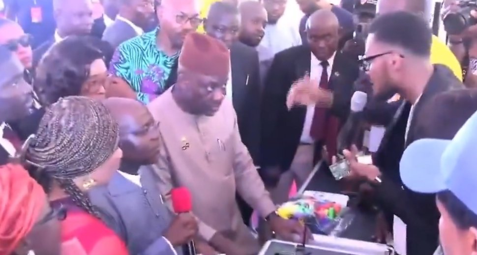 polyglotodulesi's tweet photo. Governor Alex Otti pledged his support  for Magnus Emenuga, a young and brilliant innovator who built a mobile phone which can communicate without a SIM card. It is made in Aba and he owns the intellectual property.
We will support our home grown businesses as China supported theirs.
