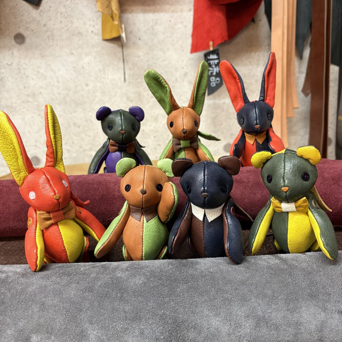 bellee_nu's tweet photo. このジビエ革製品を作った時に出る革の端っこで、ベア＆ラビットの革のぬいぐるみを作っています🧸
ちなみに次回は7月17日がお披露目です！
🧸🐰はスタッフ1人で作っているので販売は2~3ヶ月に1度のペースです。
現在は有難いことにすぐにお迎え先が見つかります🏠 https://t.co/Y2TGRM0839
