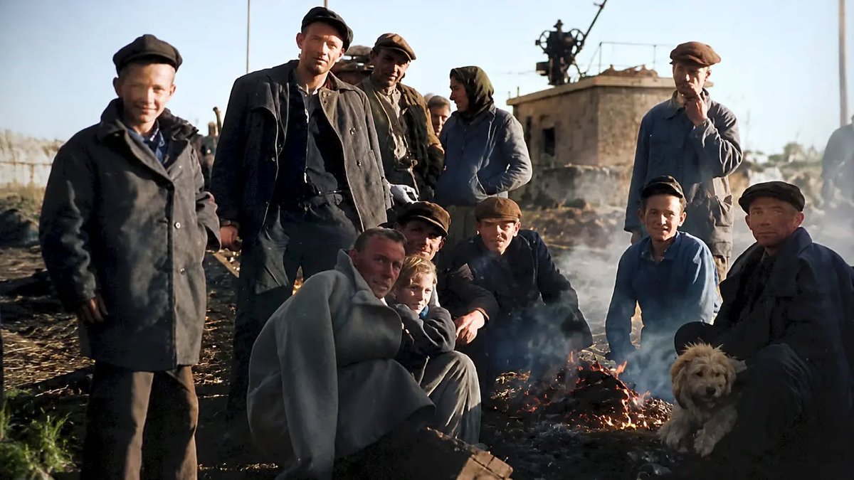 DawnaPolska's tweet photo. Repatriacja Polaków z ZSRR. Na zdjęciu repatrianci ze Stanisławowa podczas dziewięciodniowego postoju w Ligocie koło Katowic. Lipiec 1945 r.
#Polska #dawnaPolska #historiaPolski #IIRP #IIRzeczpospolita #wojna #PRL #kresy #repatriacja #Stanisławów #Ukraina #ZSRR #Ligota #Katowice https://t.co/z2prlNRuPl