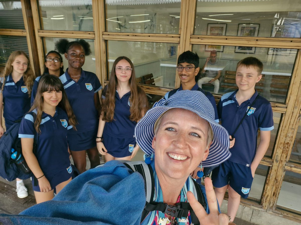  On the Road to an Exciting Art Day! 
Our students are on their way to Harris Falconwood for an inspiring Art Day, facilitated by Christie's Auction.
Wishing everyone a great day of learning, discovery and inspiration!  Image