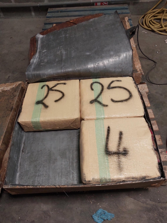 douane_france's tweet photo. 🚨#AffaireDuJour | Au Havre, les douaniers ont saisi plus de 2,5 tonnes de résine de cannabis dissimulées dans des caissons métalliques aménagés dans un conteneur maritime.

🎯 Ciblage, analyse de risque, scanner puis démontage minutieux ont permis cette saisie exceptionnelle, représentant plus de 6 fois le volume de cannabis saisi par voie maritime sur toute l'année 2025.

Dans le cadre du plan Douane 2030, les capacités de contrôle seront renforcées grâce à des investissements majeurs : installation de 25 scanners supplémentaires et recrutement de nouveaux douaniers d'ici à 2030.

Au Havre, cela se traduira notamment par :

• le déploiement d'un scanner mobile spécial sédentarisé en 2027
• l'installation d'un scanner fixe haute énergie en 2030
• le renforcement des infrastructures dédiées au ciblage et à l'investigation.

👏 Une nouvelle illustration de l'engagement des douanières et des douaniers dans la lutte contre les trafics internationaux.