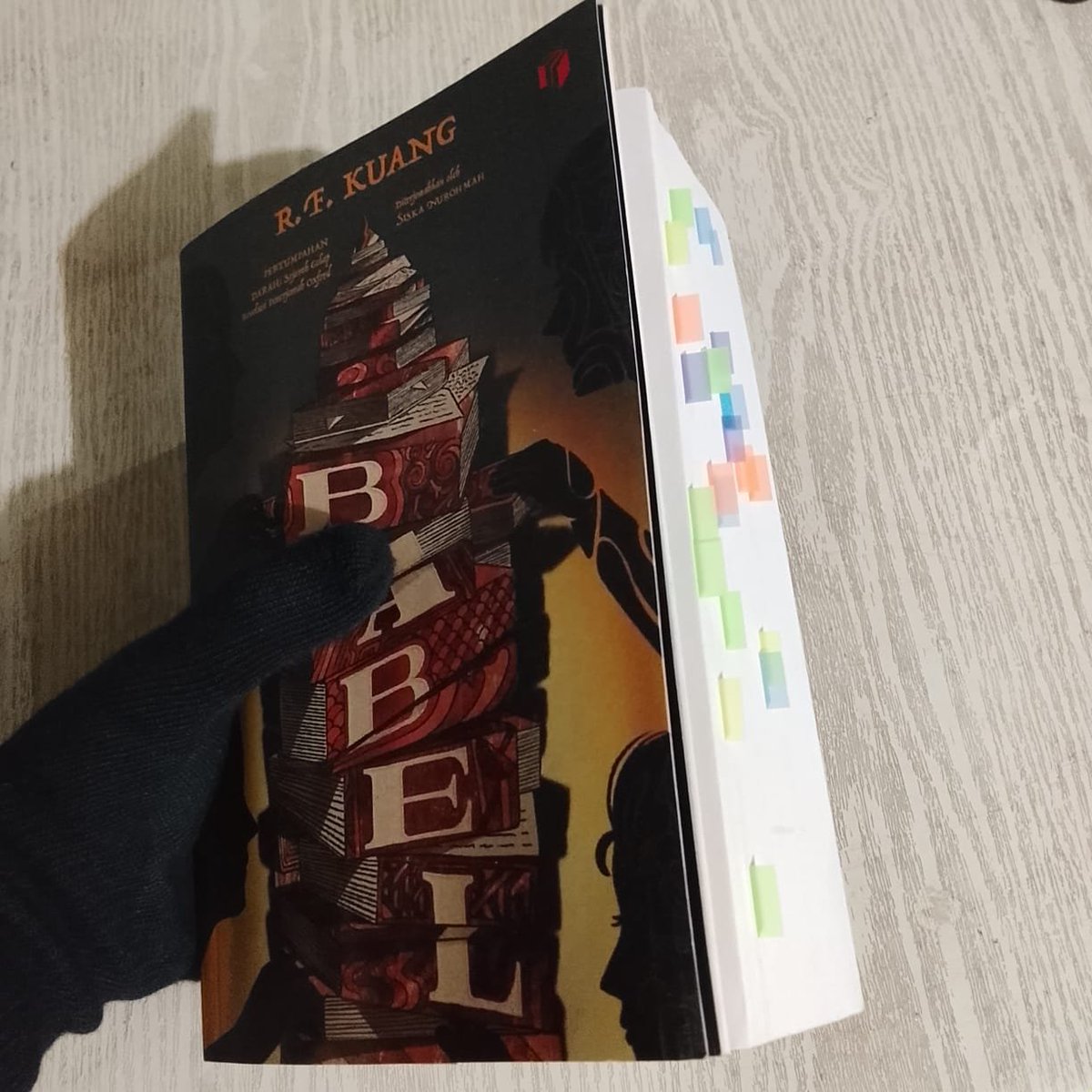 eLAmaravati's tweet photo. Kalian tim anotasi buku atau tim buku tidak boleh dicorat-coret?

Dulu, saya tim buku harus bersih dari apa pun, tetapi setelah mencoba membuat anotasi, ternyata seru juga. Entah kenapa pengalaman membaca jadi lebih personal.

Selain, tentu saja, bisa membuat berbagai catatan yang berguna ketika menulis ulasan.
