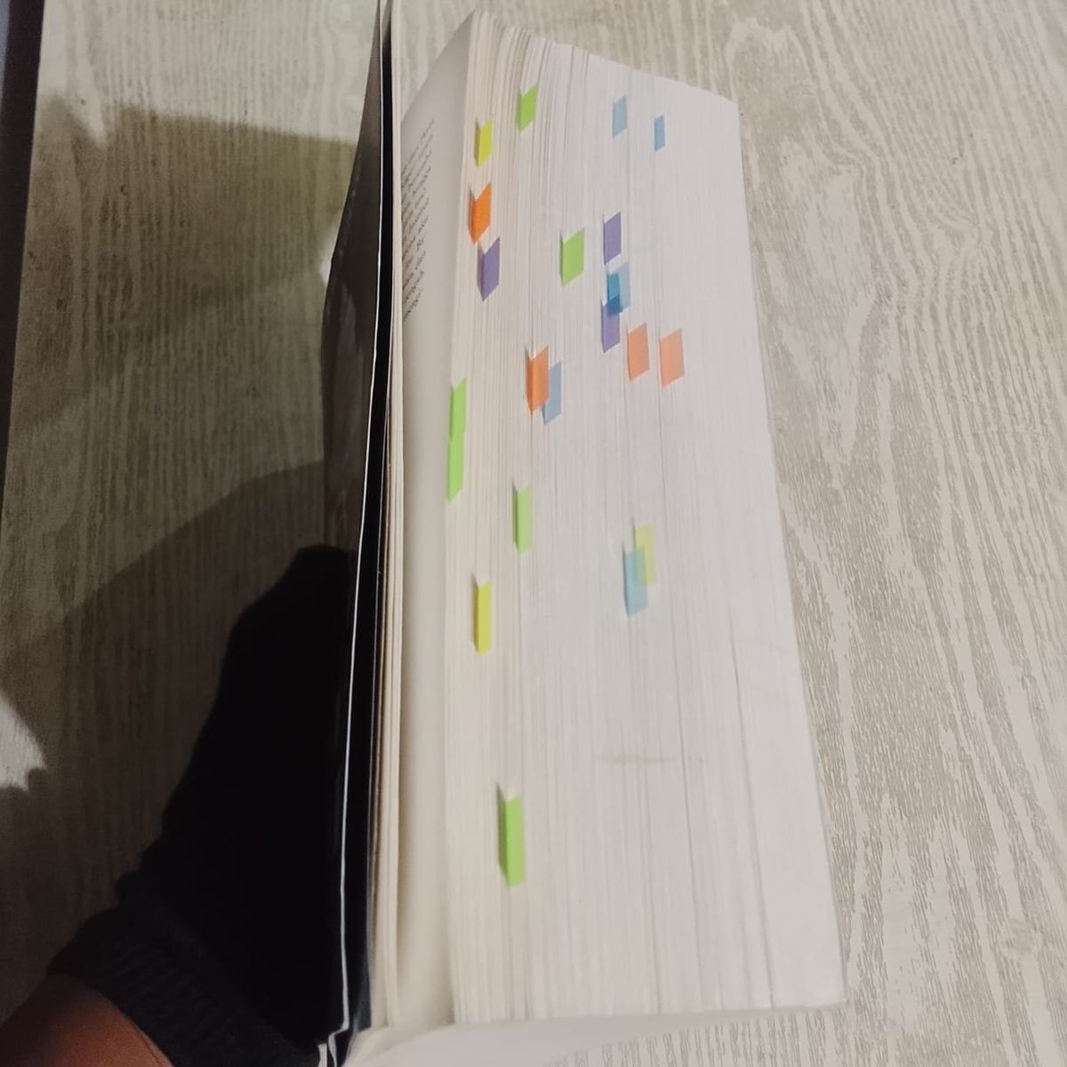 eLAmaravati's tweet photo. Kalian tim anotasi buku atau tim buku tidak boleh dicorat-coret?

Dulu, saya tim buku harus bersih dari apa pun, tetapi setelah mencoba membuat anotasi, ternyata seru juga. Entah kenapa pengalaman membaca jadi lebih personal.

Selain, tentu saja, bisa membuat berbagai catatan yang berguna ketika menulis ulasan.