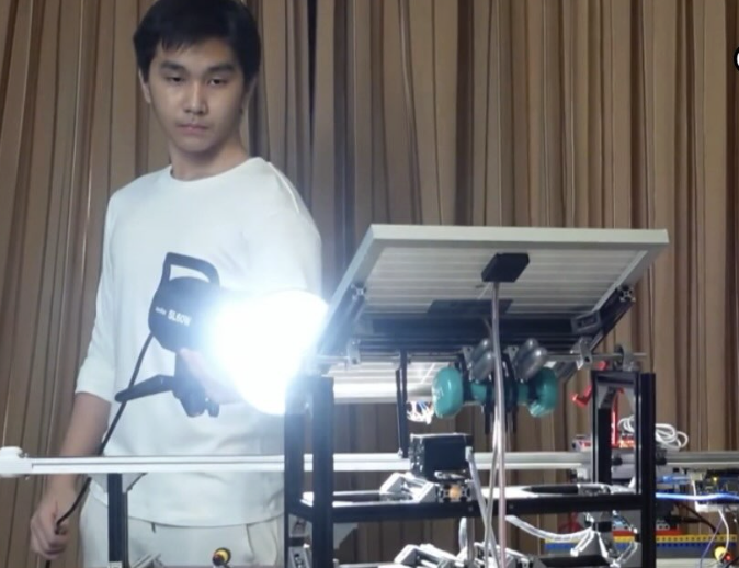 insidefolkative's tweet photo. Selain menorehkan berbagai prestasi akademik lewat kompetisi robotika internasional sejak SD, Ayden juga membangun dampak nyata melalui inovasi. Ia mengembangkan Zenith Charge System, sistem pengisian kendaraan pertanian bertenaga surya untuk wilayah dengan akses energi terbatas, yang mengantarkannya menjadi Rise Global Winner 2024. 

Kini, Ayden mendirikan startup Vertasier dan TriRise Labs untuk mengembangkan solusi berbasis data sekaligus mendukung program pendidikan bagi sekolah-sekolah terdampak bencana di Indonesia.