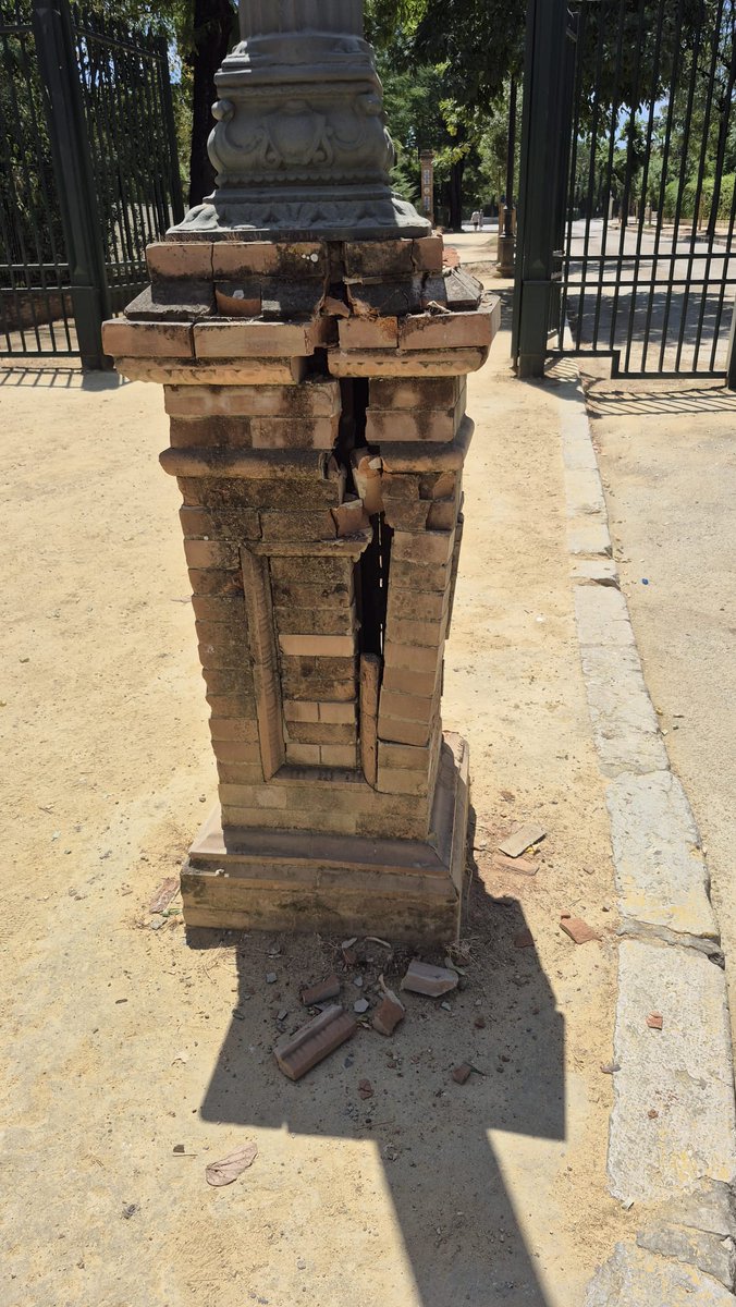 SVQ_Se_Levanta's tweet photo. Ayer tarde @SVQ_Se_Levanta  participó en la concentración ciudadana que se celebró en la Torre Norte de la Plaza de España junto a varios colectivos y vecinos. Hemos dicho alto y claro que Icónica debe salir de este espacio, monumental, protegido doblemente como BIC: Monumento y Jardín Histórico.

Las razones de la protesta son:
La muy necesaria conservación de nuestro Patrimonio Histórico, casi centenario, y Natural, como son la Plaza de España (Monumento) y el Parque de María Luisa (Jardín Histórico).

El celoso cuidado con la Fauna, al haber especies protegidas dentro del Parque de María Luisa que están  muy amenazadas.

El respeto al Derecho al Descanso de los sevillanos que residen en las inmediaciones.

La no privatización de un espacio público de los más emblemáticos de Sevilla durante casi dos meses.