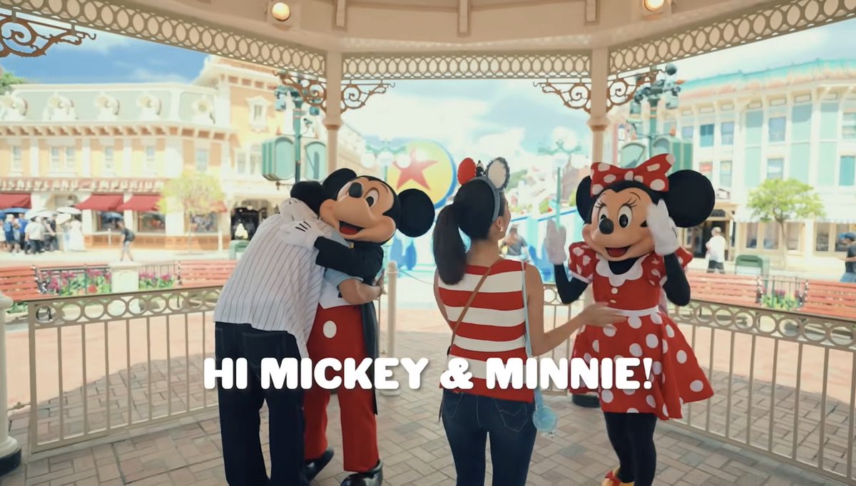 aydonbelle's tweet photo. Sobrang funny ni Donny. Si Mickey niyakap niya pero si Minnie kinamayan lang. Masyado ka naman loyal kyah😭😫 https://t.co/JRBgotWquO
