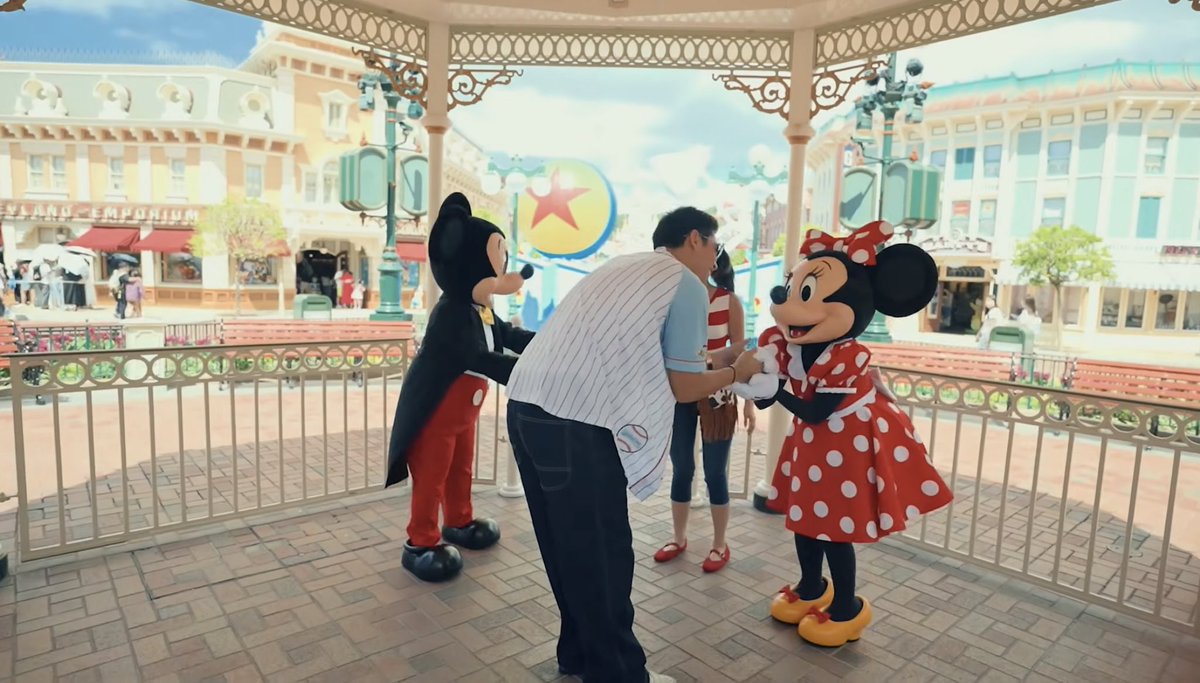 aydonbelle's tweet photo. Sobrang funny ni Donny. Si Mickey niyakap niya pero si Minnie kinamayan lang. Masyado ka naman loyal kyah😭😫 https://t.co/JRBgotWquO