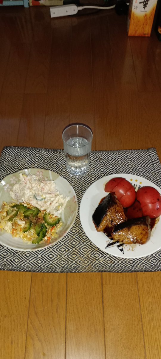 MapLaGuerre's tweet photo. 今日の晩ごはんです🍴

🐟ブリのソテー　バルサミコ酢ソース、トマトサラダ
🐟お惣菜のゴーヤチャンプルー、マカロニサラダ
🐟焼酎の水割り

＃晩ごはん
＃おうちごはん https://t.co/dzDjeGxVWW